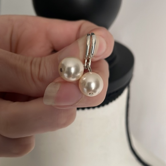 💥10/$10 Huggie hoop pearl earrings free with bundle - Picture 8 of 9